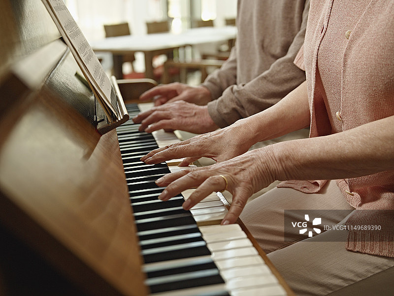 德国，科隆，老两口在养老院弹钢琴图片素材