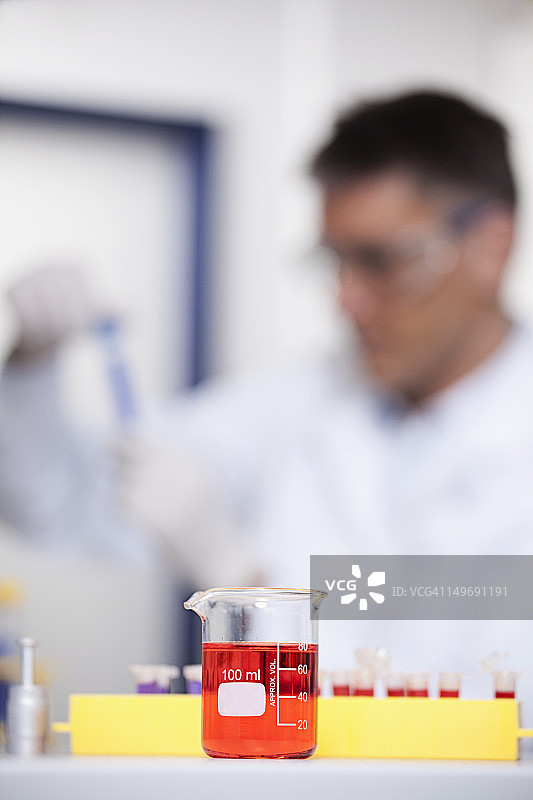德国，巴伐利亚，慕尼黑，烧杯里的红色液体，做医学研究的科学家背景图片素材