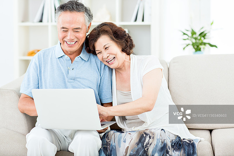 两个年长的亚洲人在用电脑图片素材