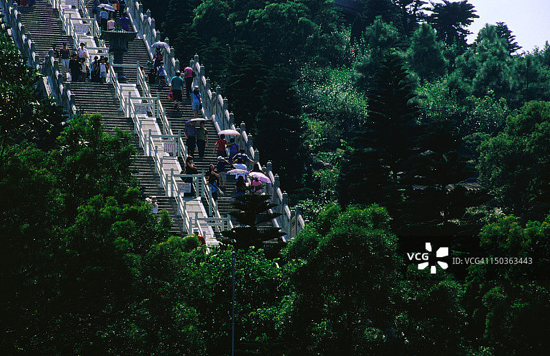 通往大屿山慕玉山山顶释迦牟尼佛像的阶梯。图片素材