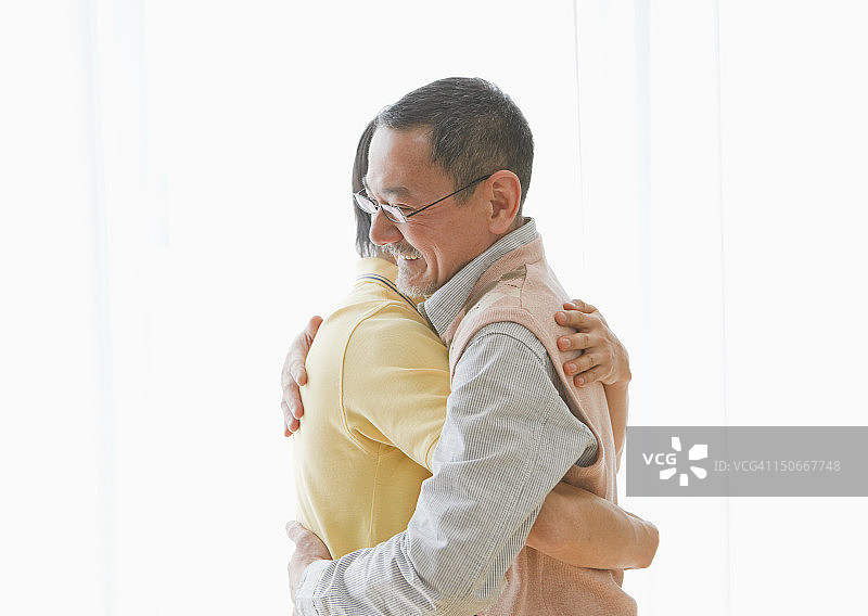 中年男人和老年人拥抱在一起图片素材