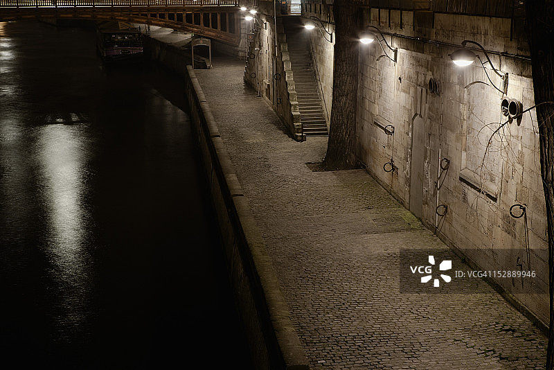 夜晚，法国巴黎，塞纳河岸边图片素材
