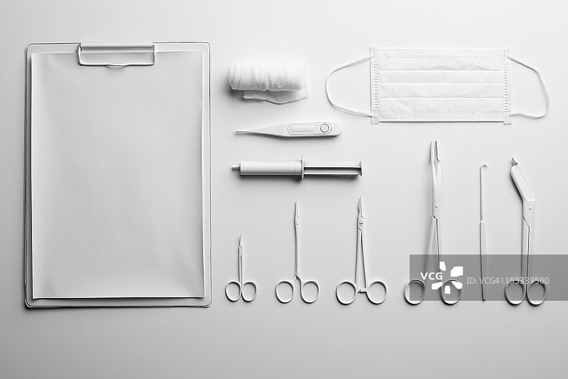 剪贴板、各种医用剪刀和器械刷成白色，摆放整齐图片素材