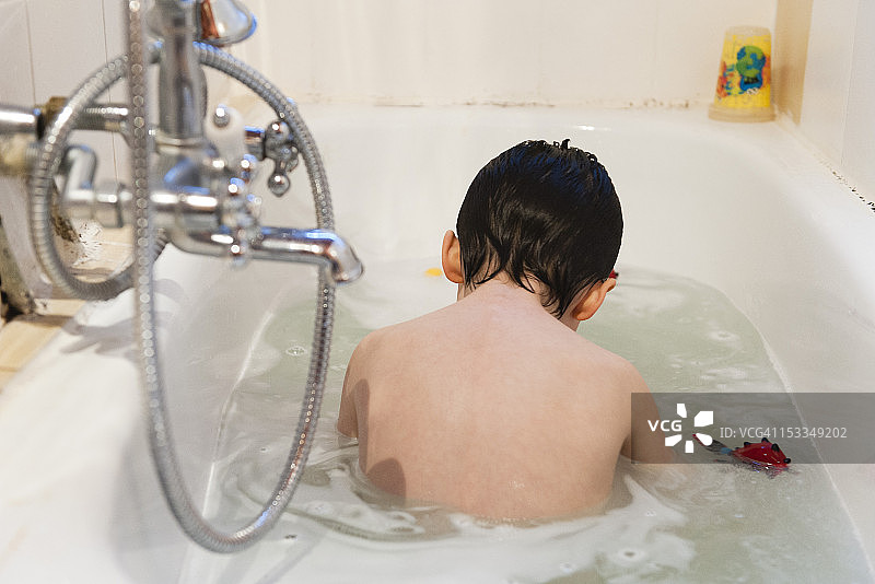 男孩正在洗澡，后视镜图片素材