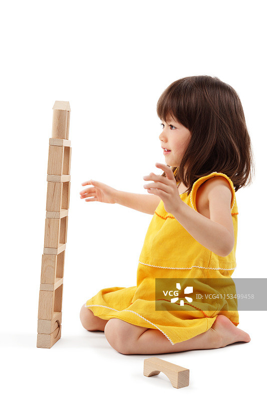 小女孩玩积木-孤立图片素材