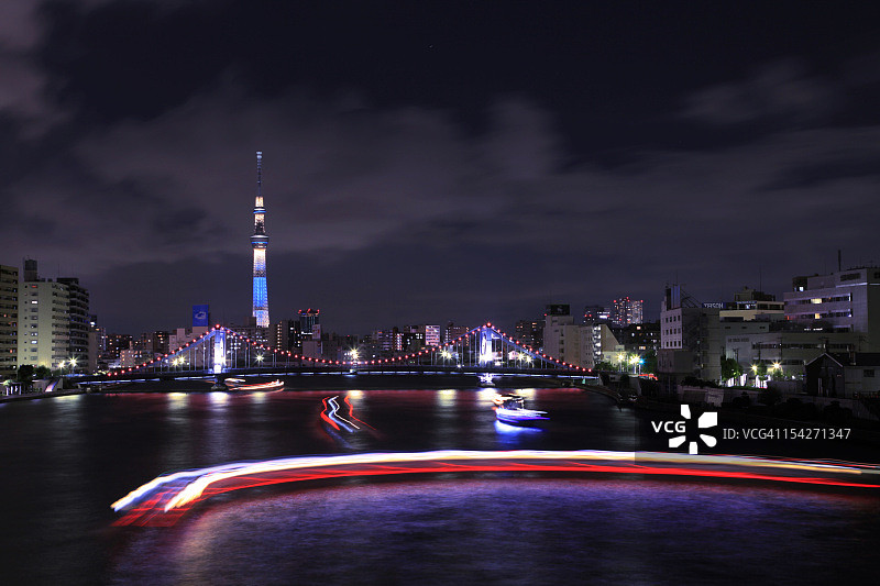 东京天空树和清须桥的夜景图片素材