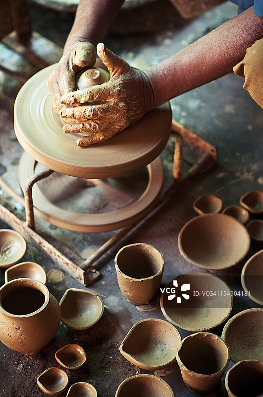 陶工制造厨房用具图片素材
