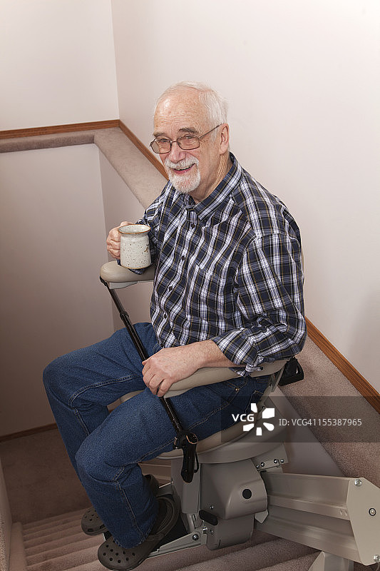 老年人在家中使用楼梯电梯:辅助生活图片素材
