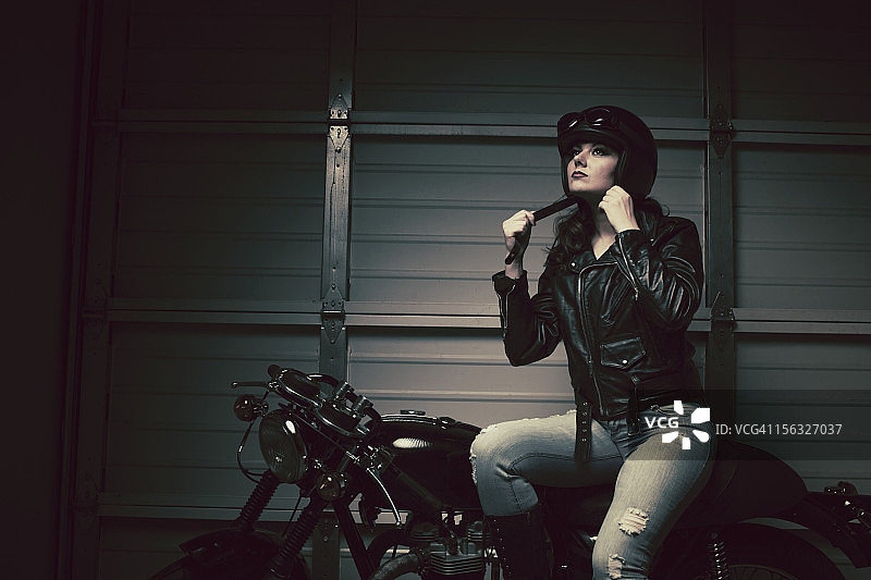 女摩托车手系头盔图片素材