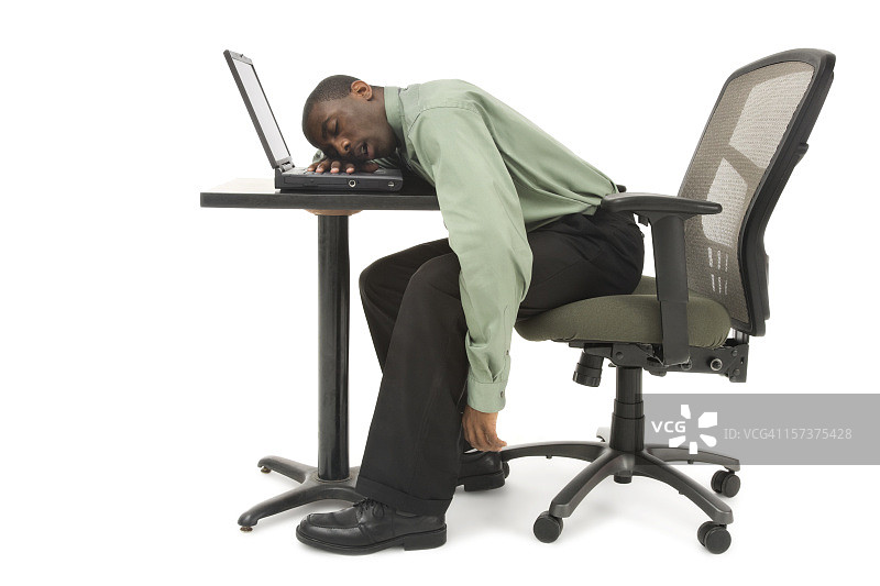 一个在办公桌前睡着的商人图片素材