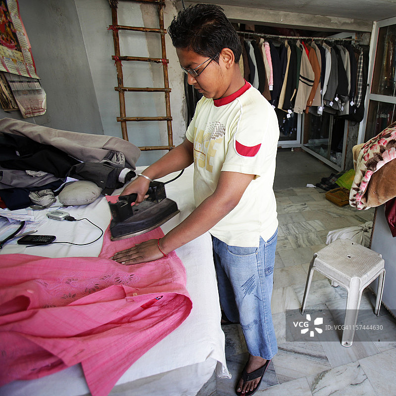 印度工人:熨衣服图片素材