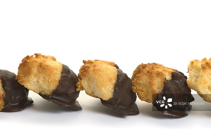 一组巧克力蛋白杏仁饼干排成一排图片素材