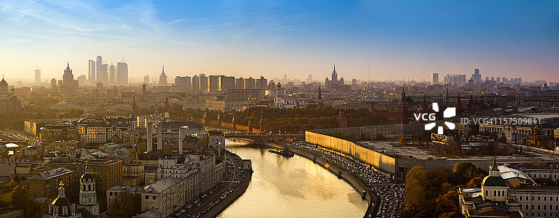 壮观的莫斯科城市全景和金色的河流在日落图片素材