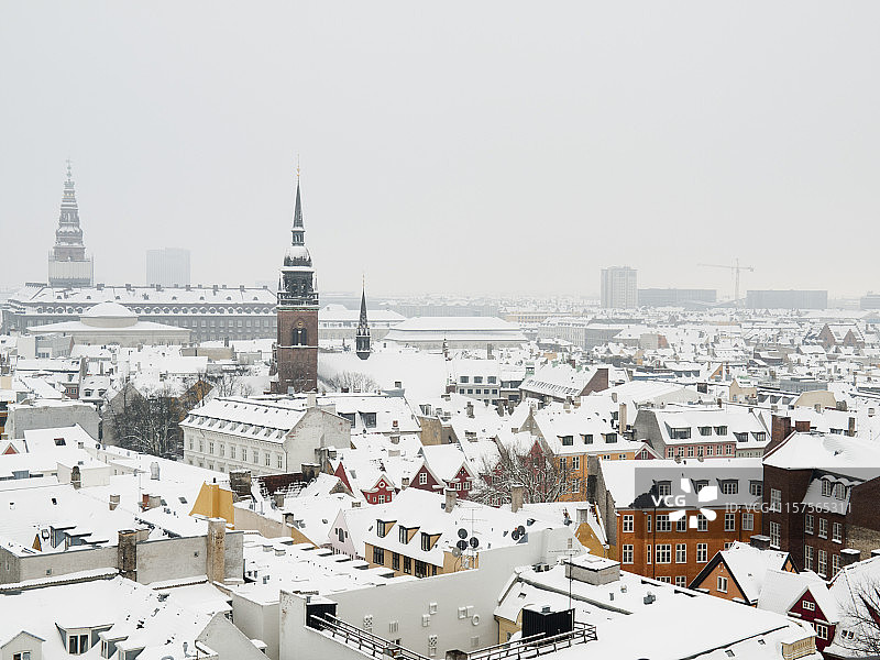 哥本哈根白雪覆盖的屋顶图片素材