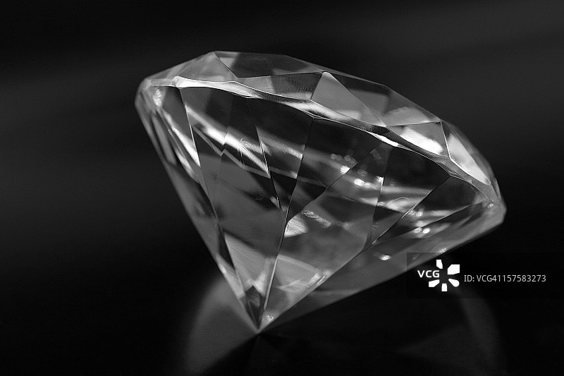 大钻石，孤立在黑色图片素材