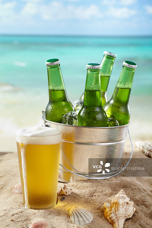 海滩上的啤酒桶图片素材