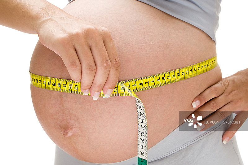 女人测量自己的肚子图片素材