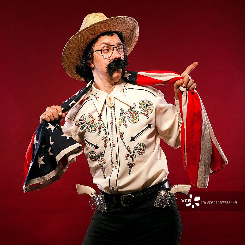 美国牛仔肖像与旗帜指向和扬起眉毛图片素材