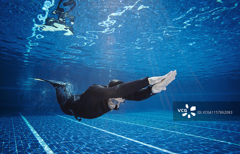 在德班，夸祖鲁-纳塔尔省，南非，自由潜水员在游泳池使用单鳍鳍训练的水下图像图片素材