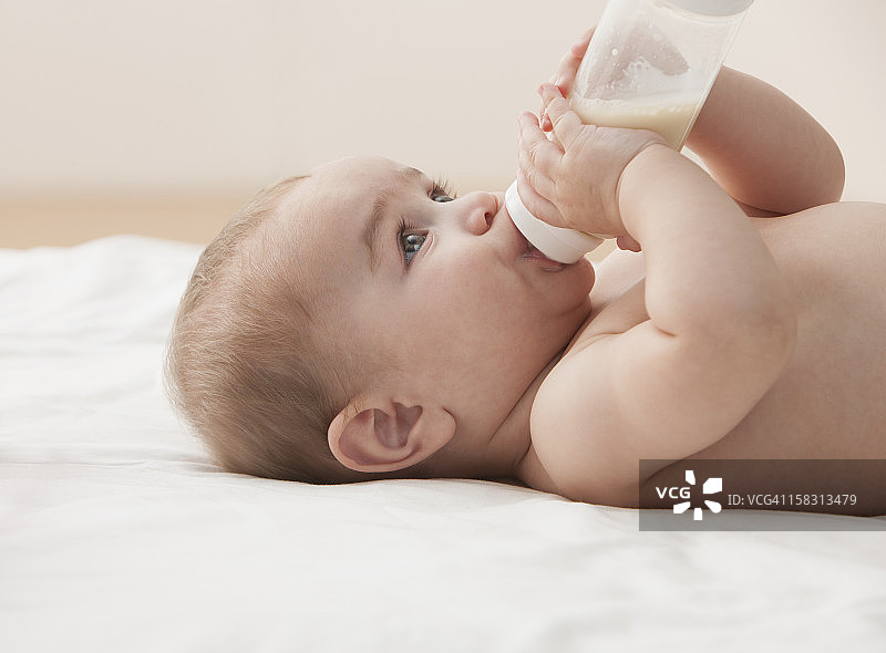 西班牙婴儿用奶瓶喝水图片素材
