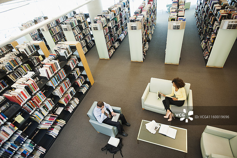 美国犹他州盐湖城，男人和女人在图书馆阅读的高架图图片素材