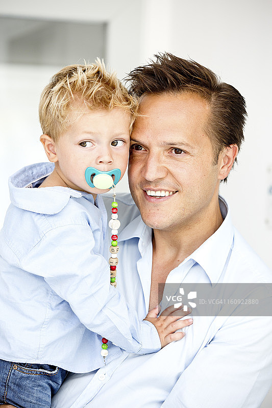 德国，儿子抱着奶嘴，特写图片素材