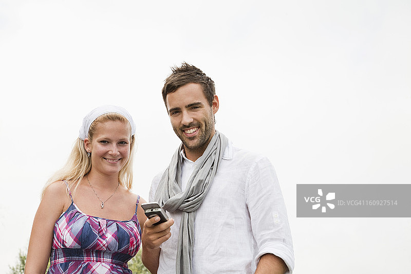 年轻夫妇的肖像与手机图片素材