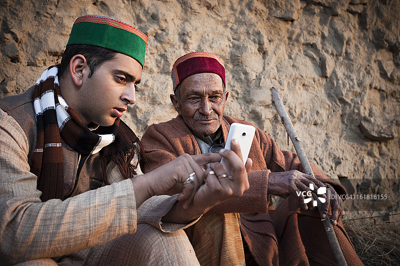 喜马偕尔邦人民:年轻人向祖父展示手机图片素材