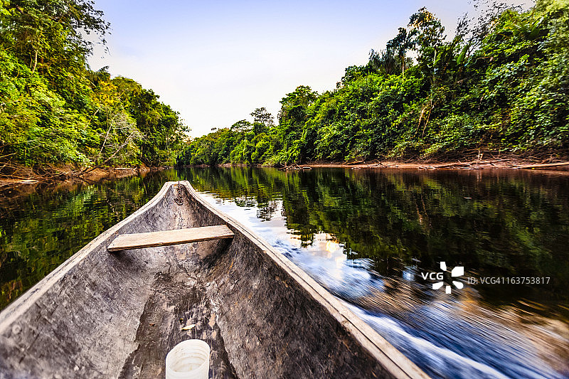 在委内瑞拉亚马逊州的土著木船上航行图片素材