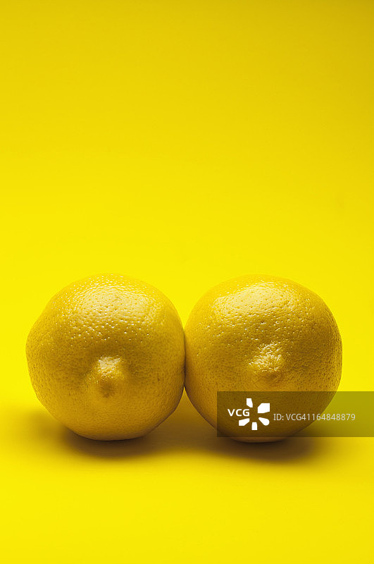 两个柠檬排列得像一对乳房图片素材