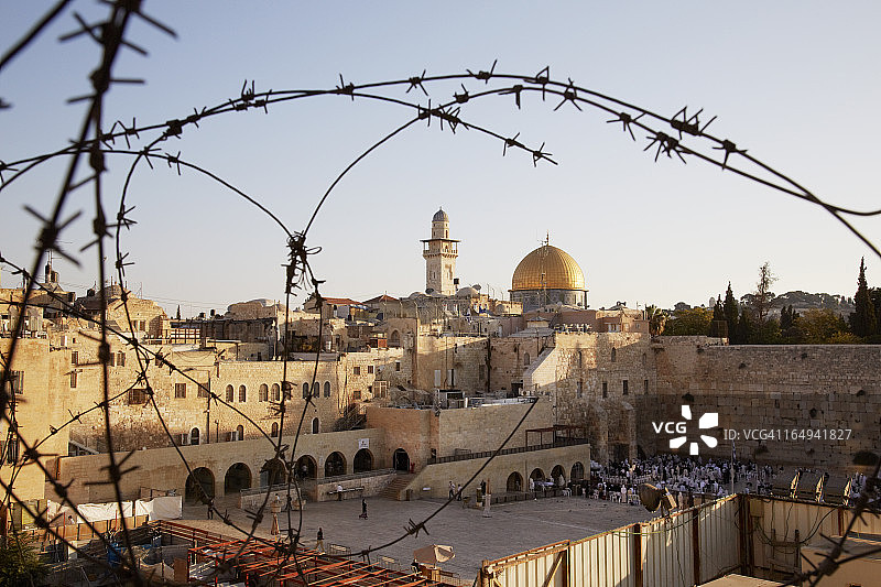 透过铁丝网看到的耶路撒冷图片素材