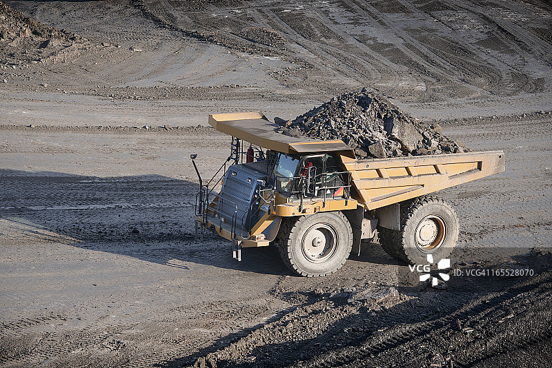 露天煤矿卸石车，大角度图片素材