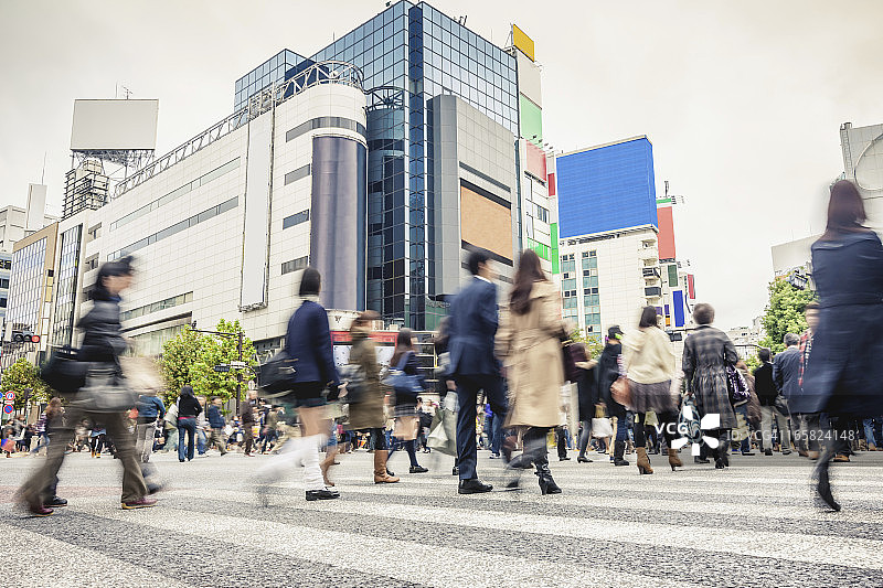 拥挤的涩谷穿过日本东京图片素材