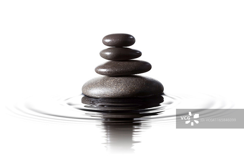 平衡的黑石在水-风水按摩Lastone图片素材