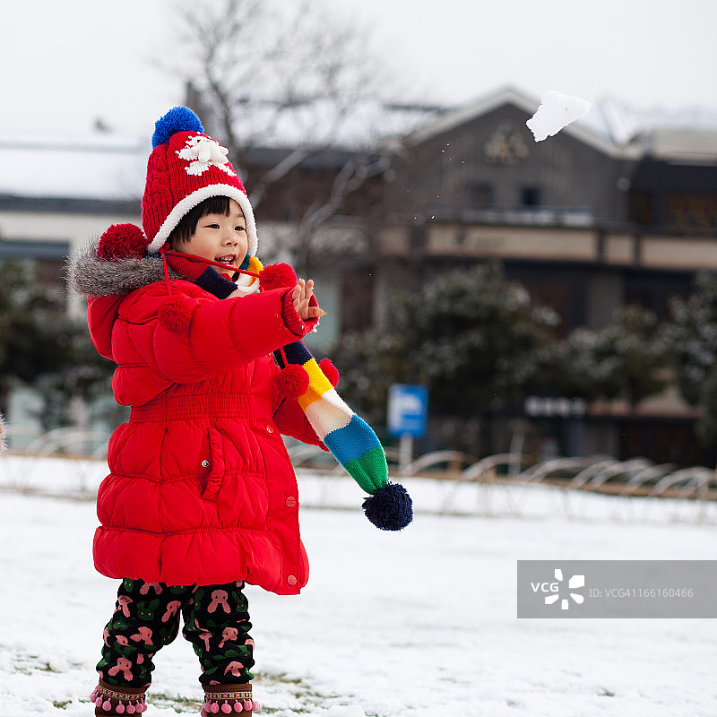 小女孩在圣诞节玩雪图片素材