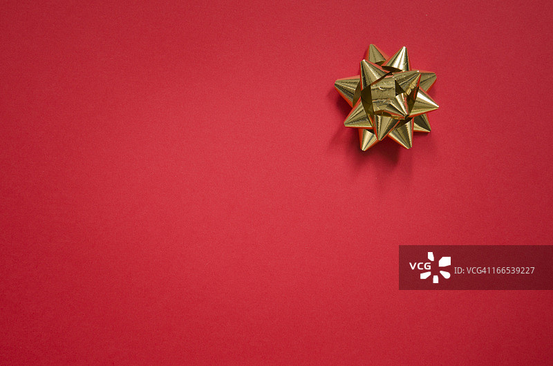 圣诞红色背景上的金色蝴蝶结图片素材