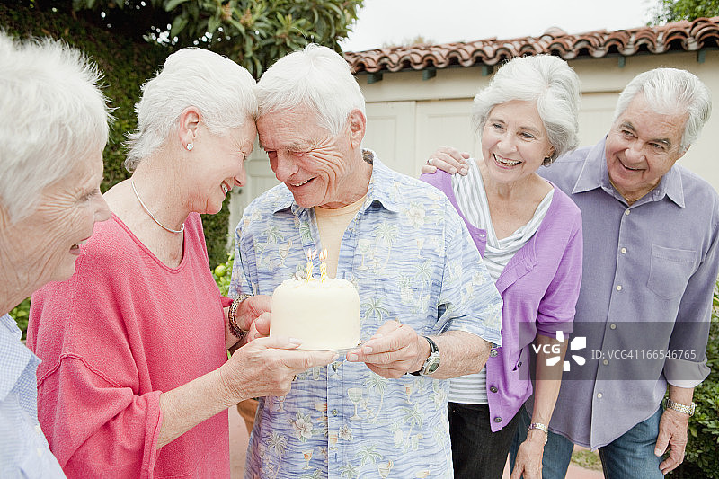 年长的白人朋友庆祝生日图片素材
