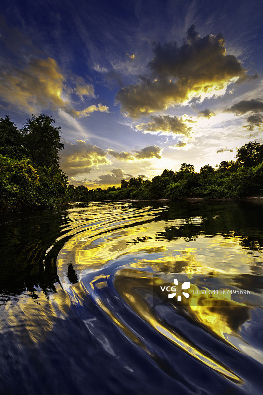 委内瑞拉亚马逊州一条河上的戏剧性景观图片素材