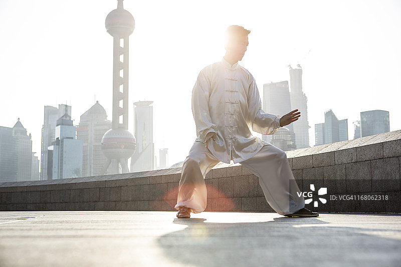 中国太极大师与上海城市景观图片素材