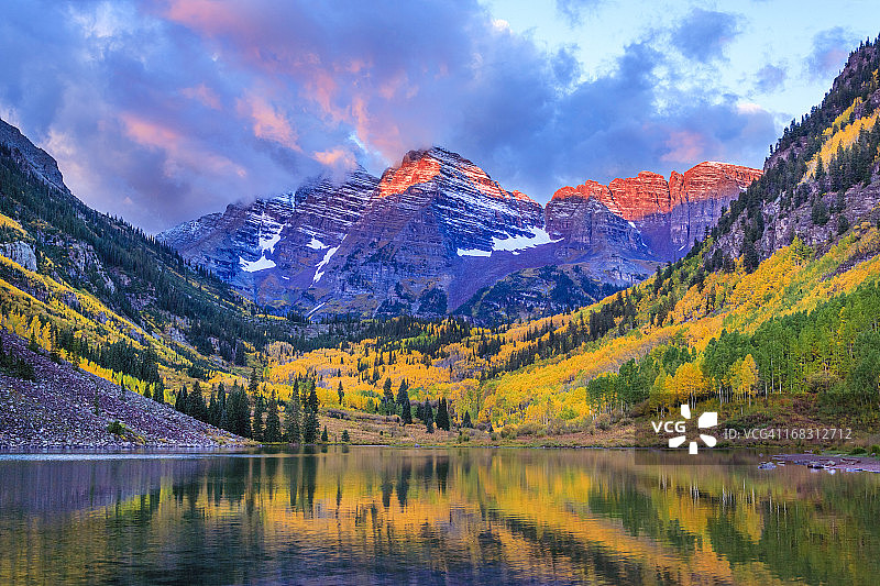 栗色钟和湖的秋天色彩图片素材