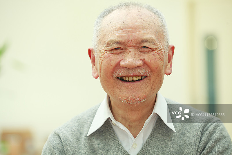 快乐的亚洲老人肖像图片素材
