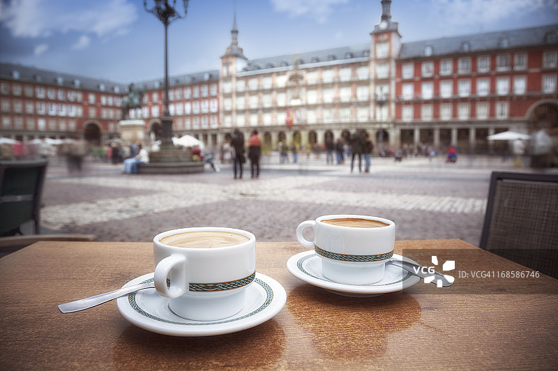 马德里大广场上的咖啡馆图片素材