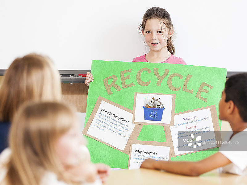 小女孩在做关于回收的课堂报告图片素材