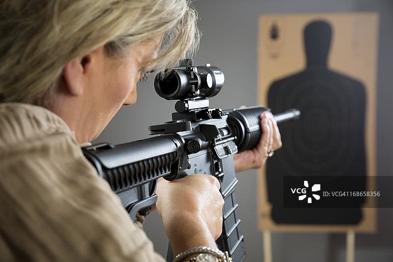 成熟的女人用步枪瞄准目标图片素材