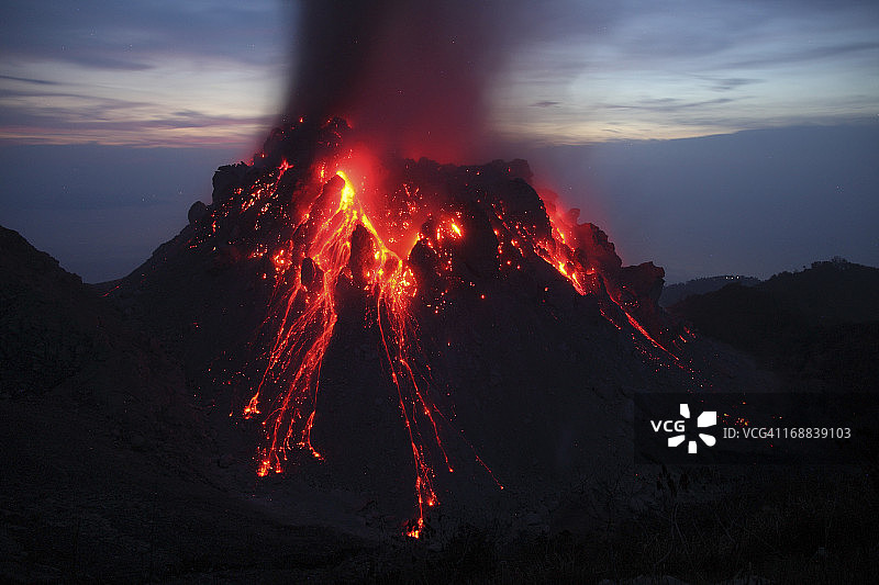 印度尼西亚Paluweh火山发光的rombola熔岩穹丘。图片素材