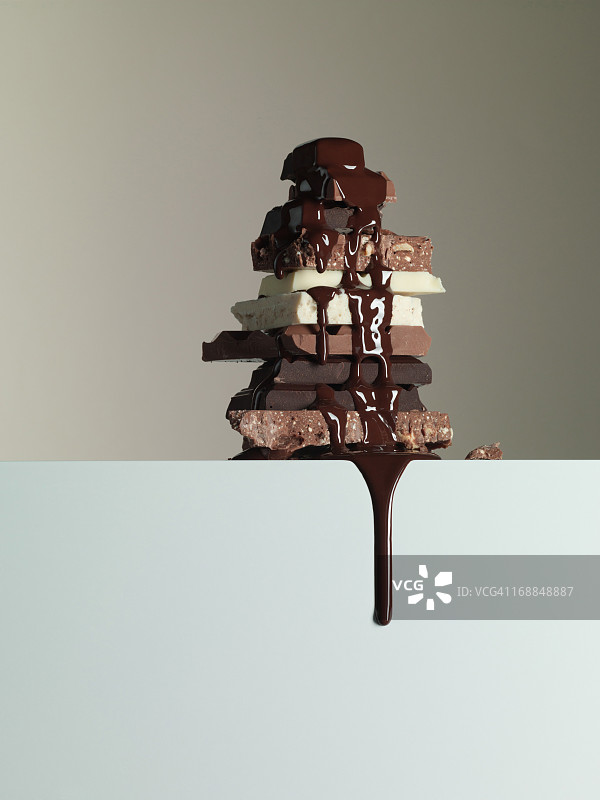 巧克力糖浆滴在巧克力棒上图片素材