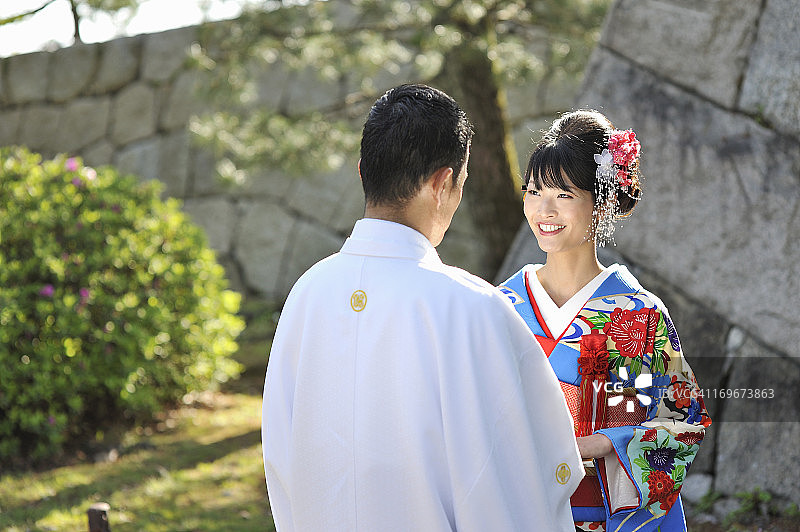 一对穿着婚礼和服的日本夫妇图片素材