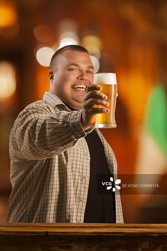 男人享受啤酒图片素材