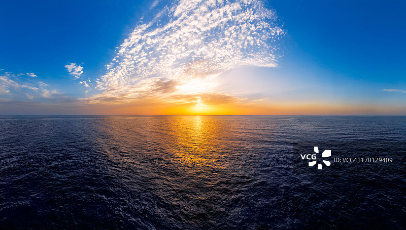 自然背景日落或日出在海洋图片素材