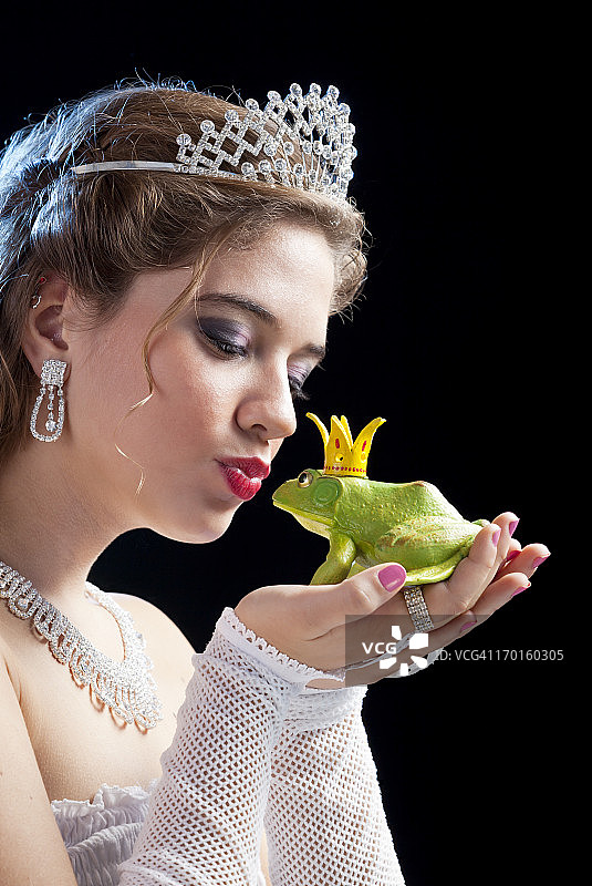 金发公主亲吻青蛙图片素材